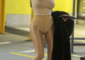 Yesterday, Censori was spotted arriving home
