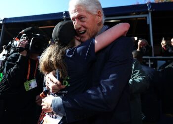 Bill Clinton, 79, sparks concern with mystery bandage at NYC marathon - Celebrity News - Entertainment
