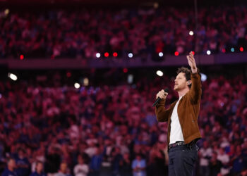 Blue Jays fans, celebrities rejoice after 'Schitt's Creek' star Noah Reid sings Canadian national anthem at World Series Game 7