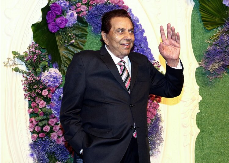 Bollywood celebrities offer tribute to their icon Dharmendra