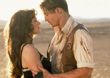 Brendan Fraser as Rick O'Connell and Rachel Weisz as Evelyn Carnahan leaning in for a kiss in the middle of the desert in The Mummy