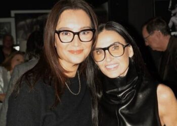 Bruce Willis' wife and ex Demi Moore reunite in his honor - Celebrity News - Entertainment