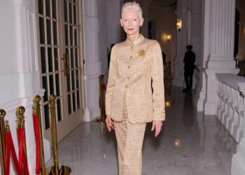 Chanel Resort 2026 Singapore, Tilda Swinton Chanel, Liu Wen Chanel, Raye Chanel, Rebecca Patricia Armstrong Chanel, Chanel front row, Chanel style