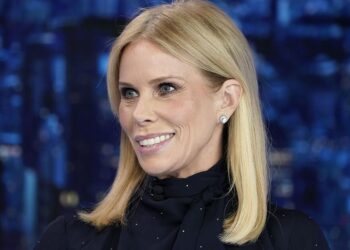 Cheryl Hines says people 'just stopped talking' to her over MAGA - Celebrity News - Entertainment