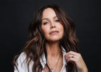 Cyndi Thomson shares 'Christmas in New York'