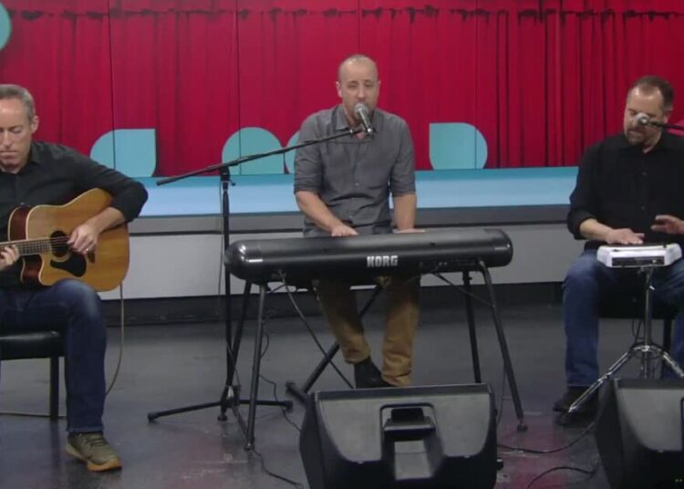 Dan Kolesari Performs Latest Song Live