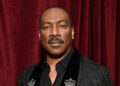 El actor Eddie Murphy luce un blazer negro con estampado paisley