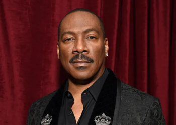 El actor Eddie Murphy luce un blazer negro con estampado paisley