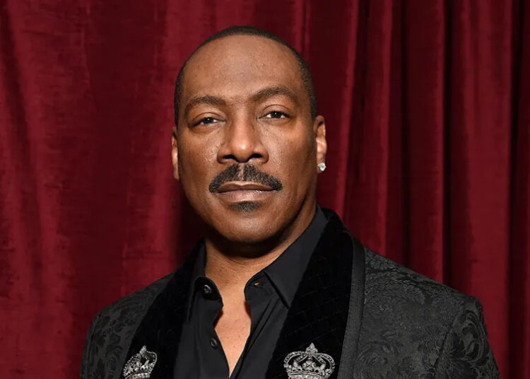 El actor Eddie Murphy luce un blazer negro con estampado paisley