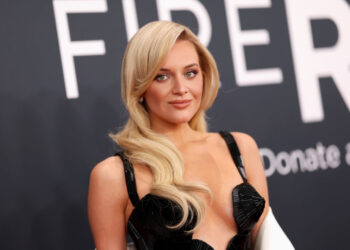 Kelsea Ballerini Takes a Tumble During Toronto Show, Keeps Singing