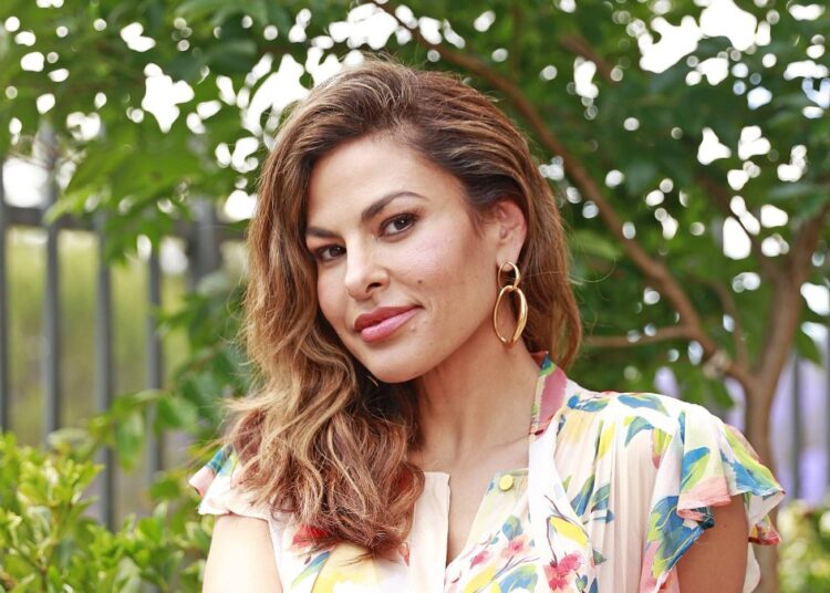 Eva Mendes slams rumor she moved to London with Ryan Gosling – NBC10 Philadelphia