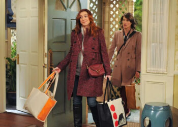 Lily and Robin arrive to the Long Island house in How I Met Your Mother Season 7
