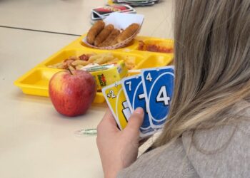 High schoolers rely on low-tech entertainment at lunch time