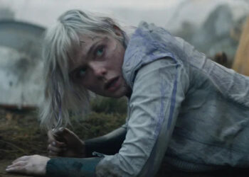 Thia crawling across the ground in Predator: Badlands
