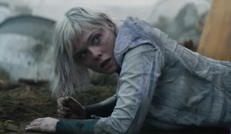 Thia crawling across the ground in Predator: Badlands