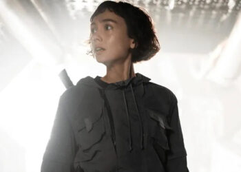 Sydney Chandler as Wendy standing in front of a bright light in Alien: Earth