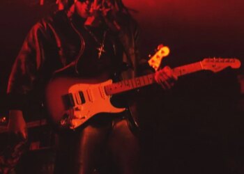 Leon Thomas performs onstage during his sold-out 2024 "Mutt" tour.