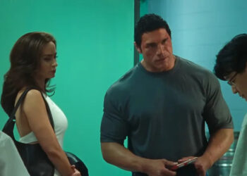 Dawn Staples and Mark Kerr talking to a doctor in The Smashing Machine