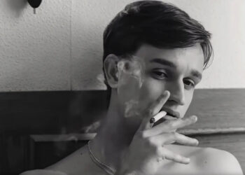 NOUVELLE VAGUE, Aubry Dullin, as Jean-Paul Belmondo, 2025. © Netflix / Courtesy Everett Collection