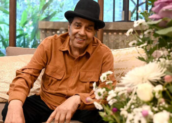 India: Bollywood star Dharmendra dies aged 89