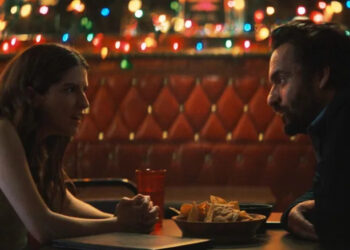 Anna Kendrick's Maddy sits opposite Jake Johnson's Tommy in a bar in Self Reliance