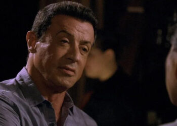 Jimmy Bobo listening in "Bullet to the Head" (2012)