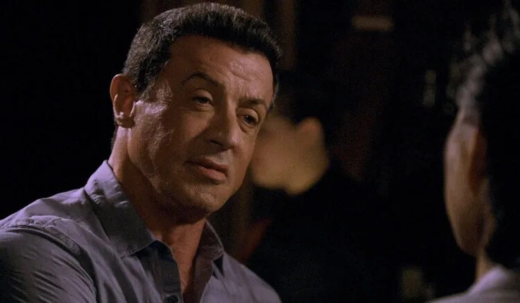 Jimmy Bobo listening in "Bullet to the Head" (2012)