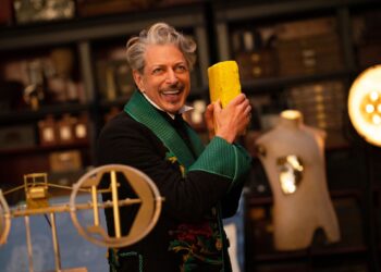 jeff goldblum as the wizard of oz in a scene from wicked for good