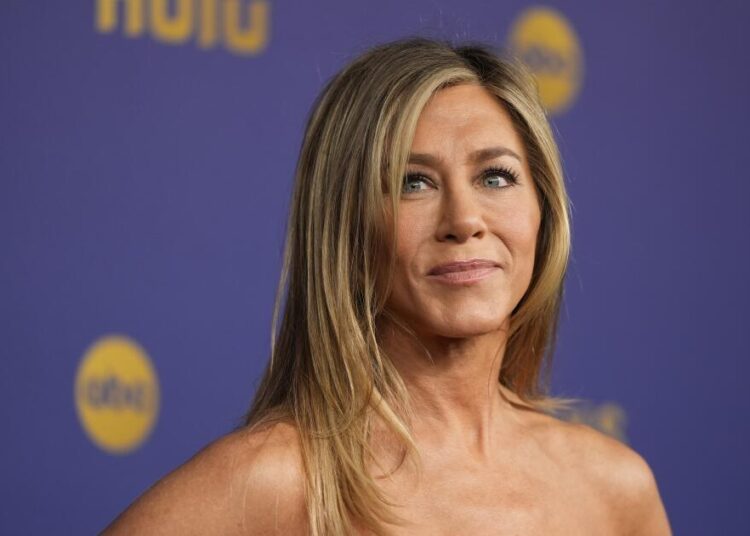Jennifer Aniston, 'hypno-coach' Jim Curtis go Insta official