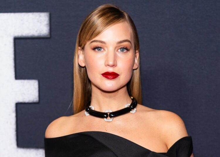 Jennifer Lawrence Praises Robert Pattinson As Not Pervy On Set