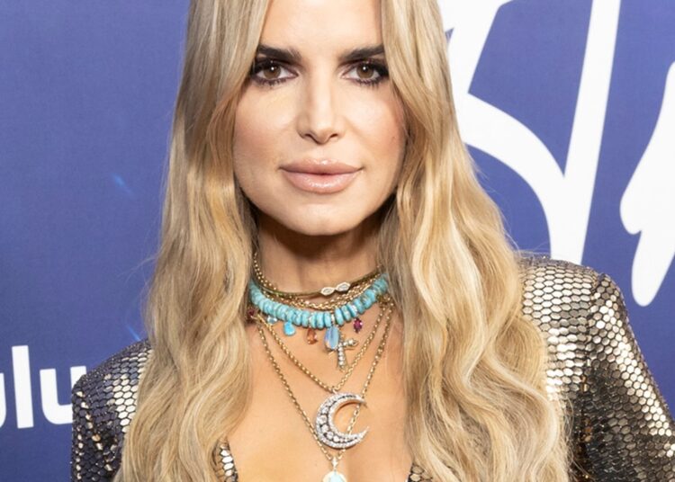 Jessica Simpson on All’s Fair Prosthetics 