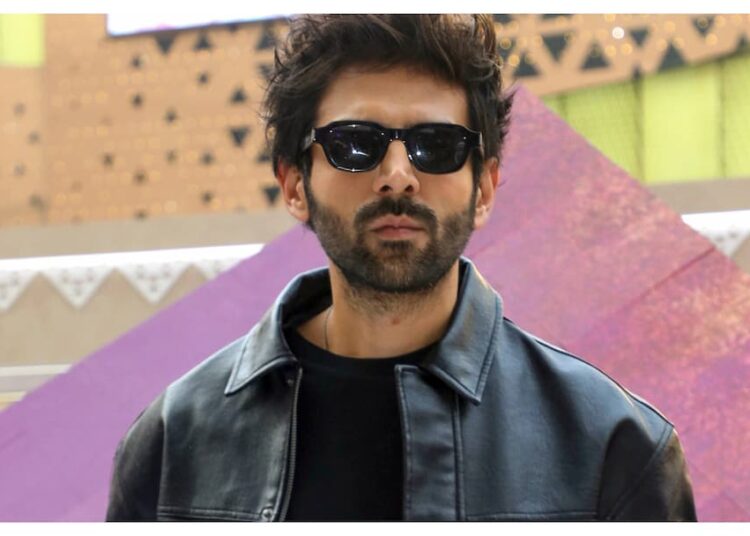 Kartik Aaryan Seeks Blessings At Siddhivinayak On Birthday, Fans And Paparazzi Shower Love Kartik Aaryan Seeks Blessings At Siddhivinayak On Birthday, Fans And Paparazzi Shower Love