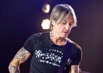 Keith Urban sings LGBTQ anthem in front of Donald Trump - Celebrity News - Entertainment
