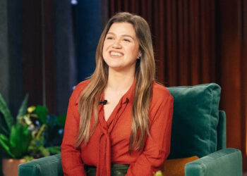 Kelly Clarkson smiling on The Kelly Clarkson Show Season 7 Episode 28.