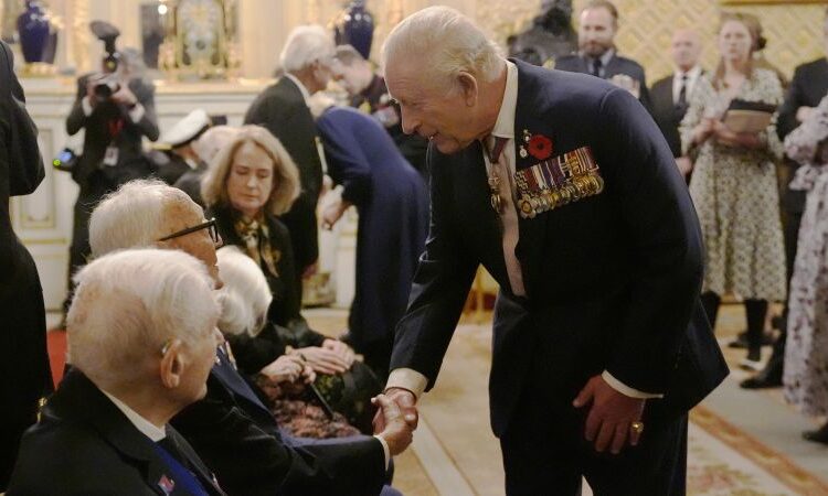 King hosts VJ veterans at Windsor to mark 80th anniversary of war's end