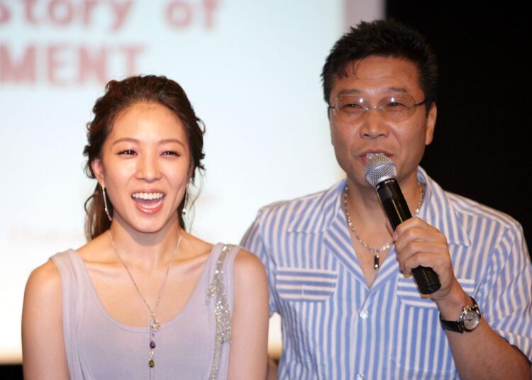 Lee Soo-man, left, attends a lecture with SM Entertainment singer BoA  at the company's former headquarters in Gangnam District, Seoul, May 30, 2006. Yonhap