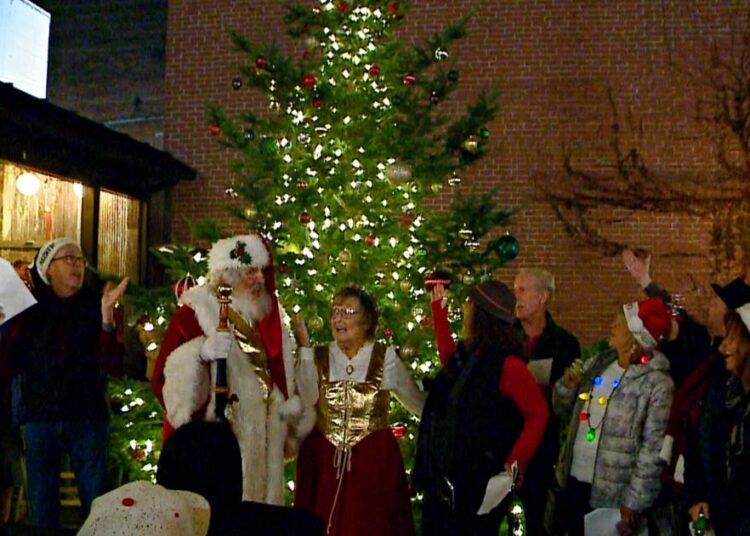 La Crosse kicks off holiday season with downtown 'Holiday Open House' | Entertainment