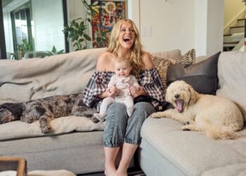 Lauren Alaina with her Daughter, Beni Doll, and Dogs, Nola and Opry; Photo by Osprey Media