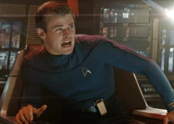 George Kirk frantic on the bridge of the USS Kelvin in Star Trek (2009)