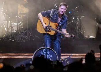 Marcus Mumford of Mumford & Sons performs onstage during a concert at Uber Arena on November 10, 2025 in Berlin, Germany. (Jakubaszek/Redferns)