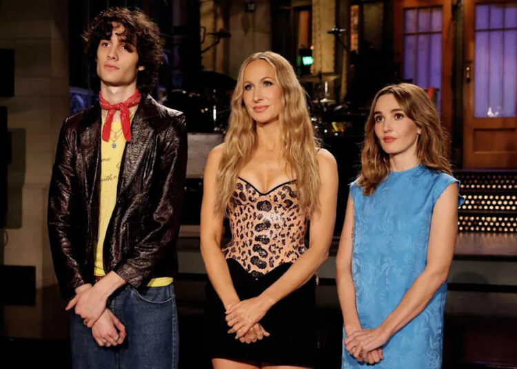Rosalind O’Connor/NBC Musical guest Sombr, host Nikki Glaser, and Chloe Fineman during Promos on Nov. 6