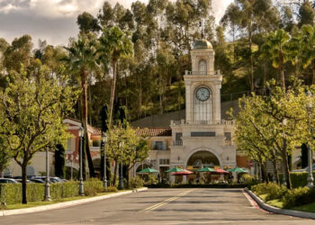 One Of California's 'Most Envied' Spots Is A Quiet, Exclusive Celebrity Enclave Above Malibu