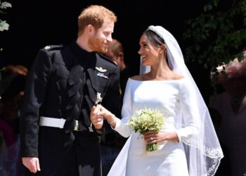 Prince Harry's awkward gaffe with Meghan Markle revealed by lip reader - Royals - News