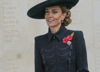 Princess Kate narrowly avoids wardrobe mishap at Remembrance ceremony | Royal | News
