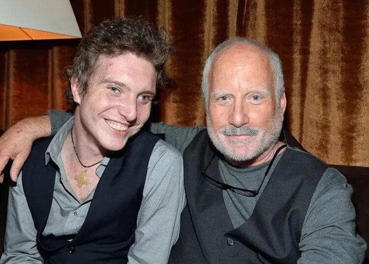Richard Dreyfuss puts his arm around his son Ben