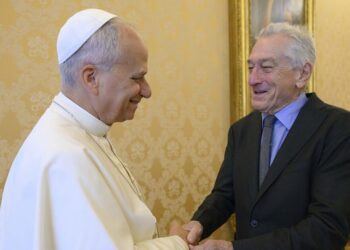 Robert De Niro sparks backlash after meeting with 'fawning' Pope Leo - Celebrity News - Entertainment