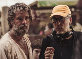 O FILHO DE MIL HOMENS. Rodrigo Santoro as Crisóstomo, Daniel Rezende as Director in O Filho de Mil Homens. Cr. Marcos Serra Lima/Netflix © 2025