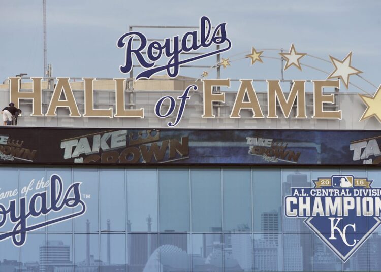 Royals Should Target Gold Glove Outfielder To Upgrade Offense In 2026