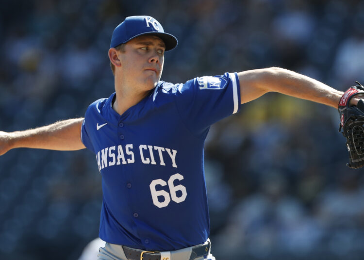 Royals avoid arbitration with righty James McArthur