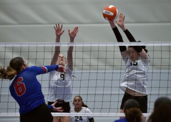 Peyton Mannin blocks a spike.